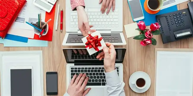 15 opções de brindes personalizados para eventos corporativos