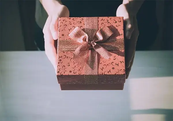 Saiba como impactar clientes com presentes personalizados