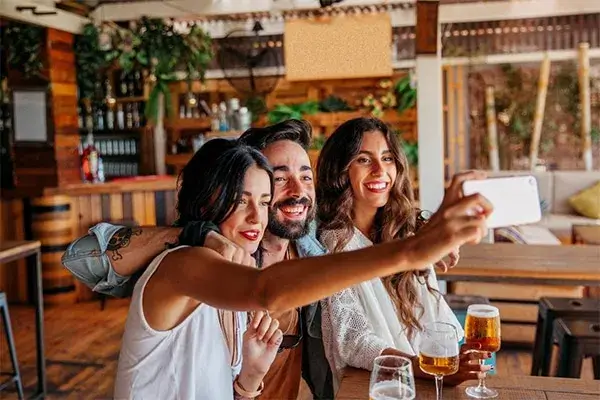 7 opções de kits divertidos de brindes para happy hour