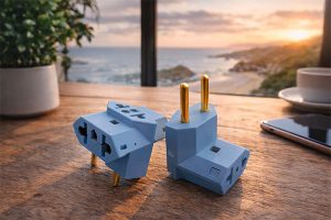 Adaptador de tomadas personalizados para brindes tecnológicos e kits corporativos. Praticidade e visibilidade de marca. Solicite orçamento.